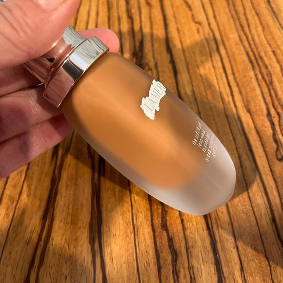 La Mer The Soft Fluid Long Wear Foundation Shade 400 Dusk 1 oz. 30 ml - Picture 2 of 5